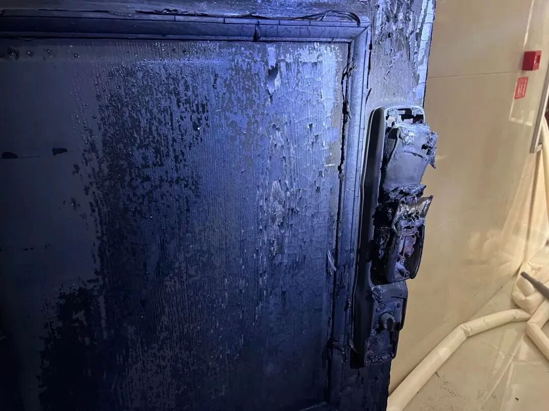 “你家马桶爆炸把楼淹了!”旅游途中接急电,女子天塌了 “你家马桶爆炸把楼淹了!”旅游途中接急电,女子天塌了